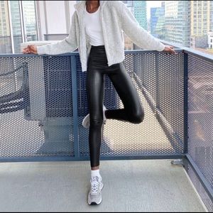 Aritzia Cropped Wilfred Free Daria Pant XXS Black